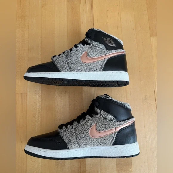 Nike Air Jordan 1 Retro Fleece Fur Size 9Y Euro 42.5 *Like New* Black Gray